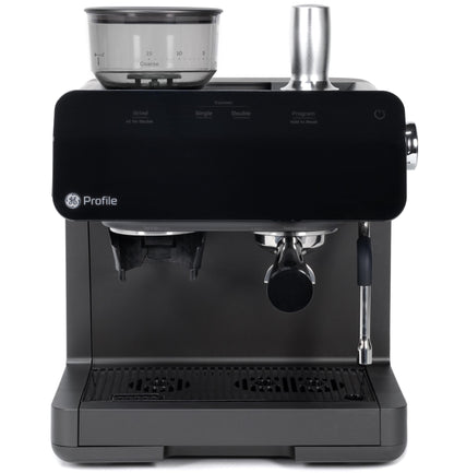 Machine à expresso semi-automatique GE Profile™ P7CESAS6RBB avec mousseur à lait