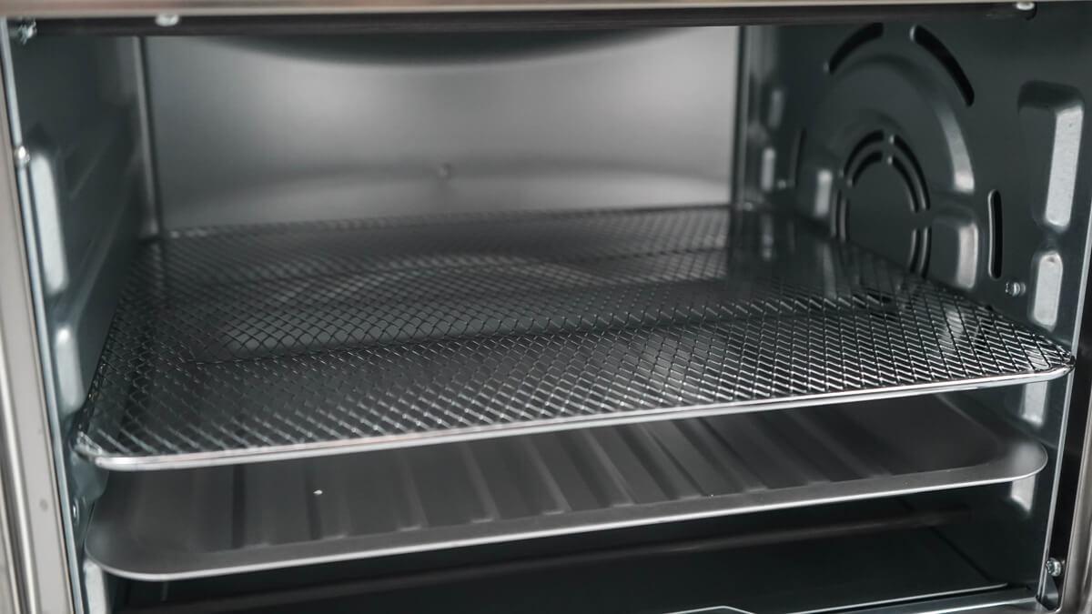 Four grille-pain à convection Danby DBTO0961ABSS de 25 L (0,9 pi³) avec technologie de friture à air chaud et affichage numérique LCD.