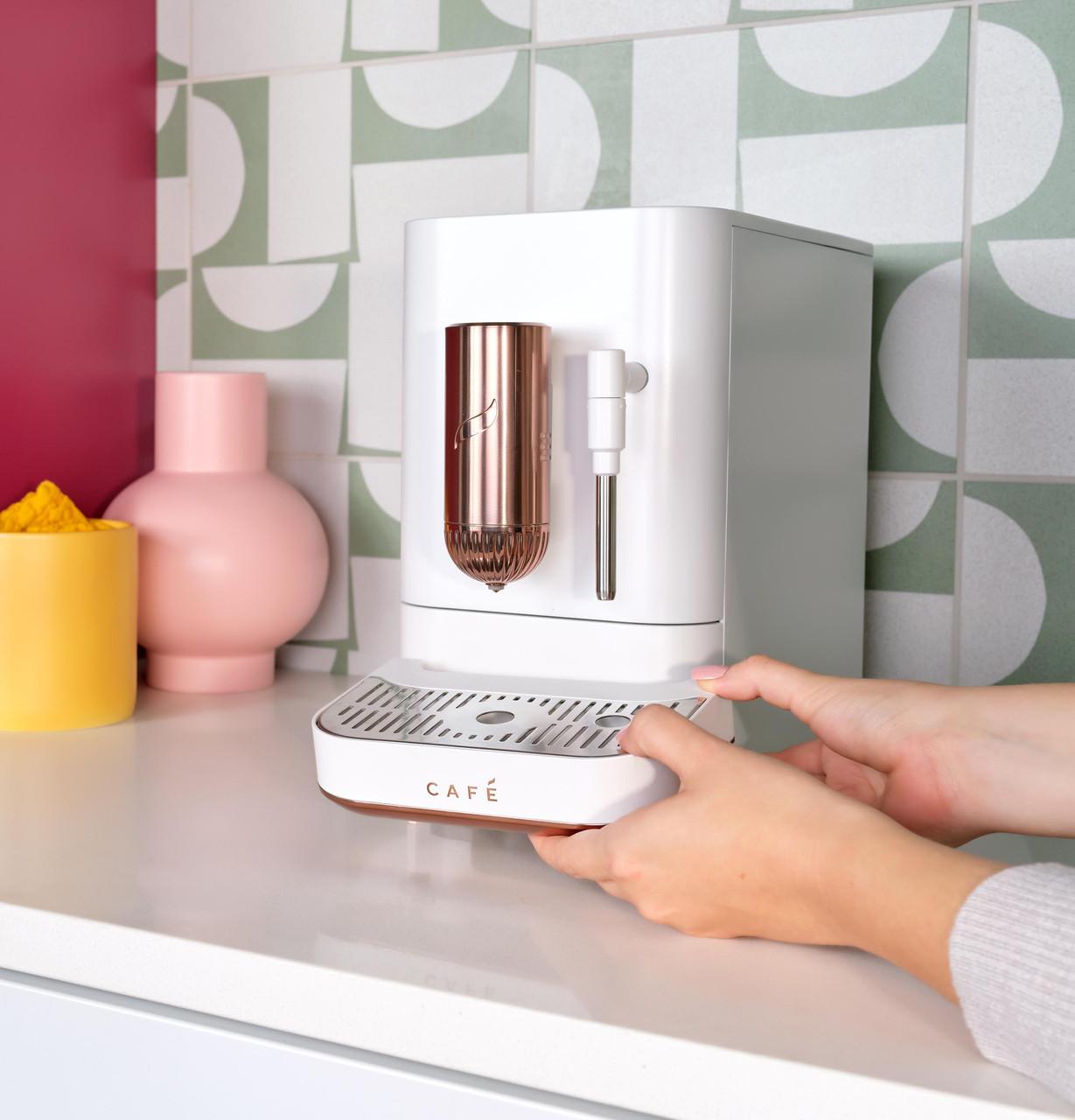 Machine à expresso automatique Café™ Affetto C7CEBBS4RW3 avec mousseur à lait