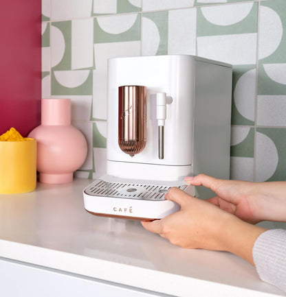 Machine à expresso automatique Café™ Affetto C7CEBBS4RW3 avec mousseur à lait